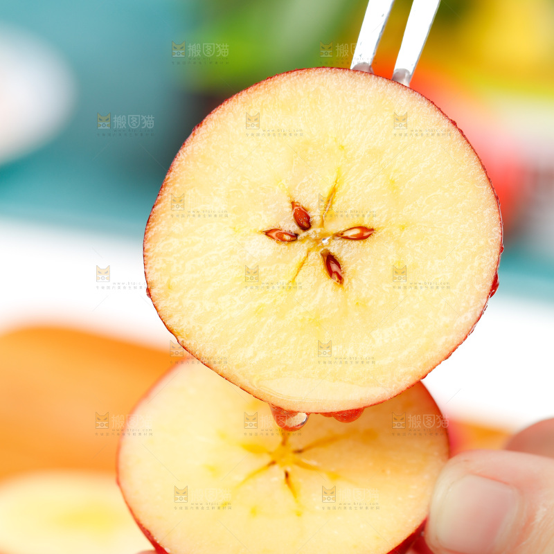 木底上放着鸡心果