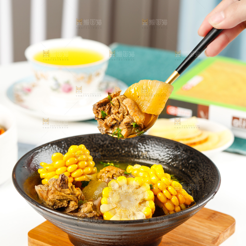 盘子里装着鸭肉烧玉米