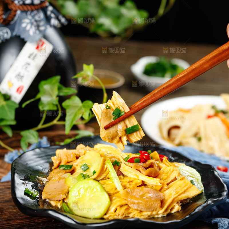 盘子里装着腐竹炒肉