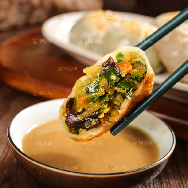 筷子上夹着素三鲜包