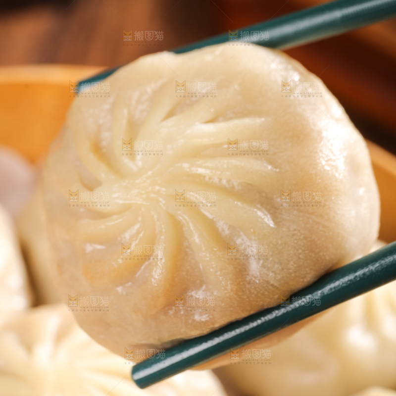 筷子上夹着小包子