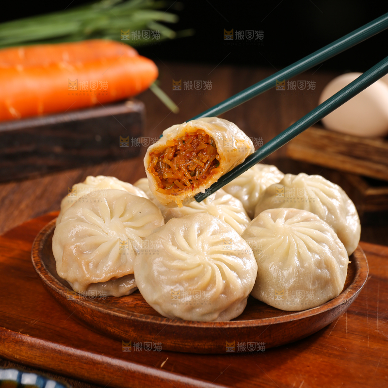 筷子上夹着粉丝包