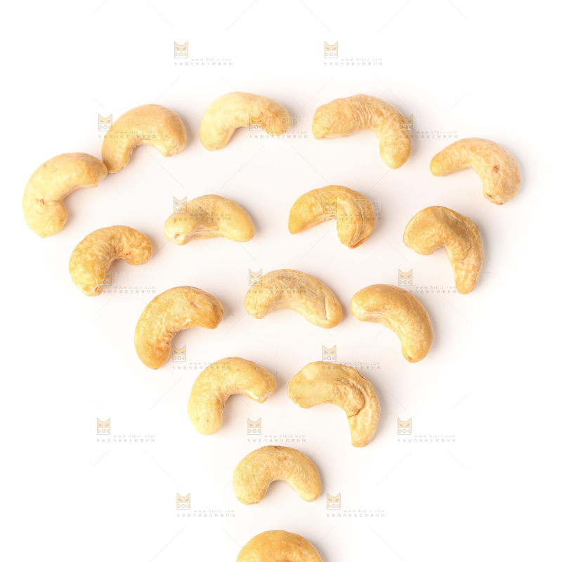 白底上摆放的腰果