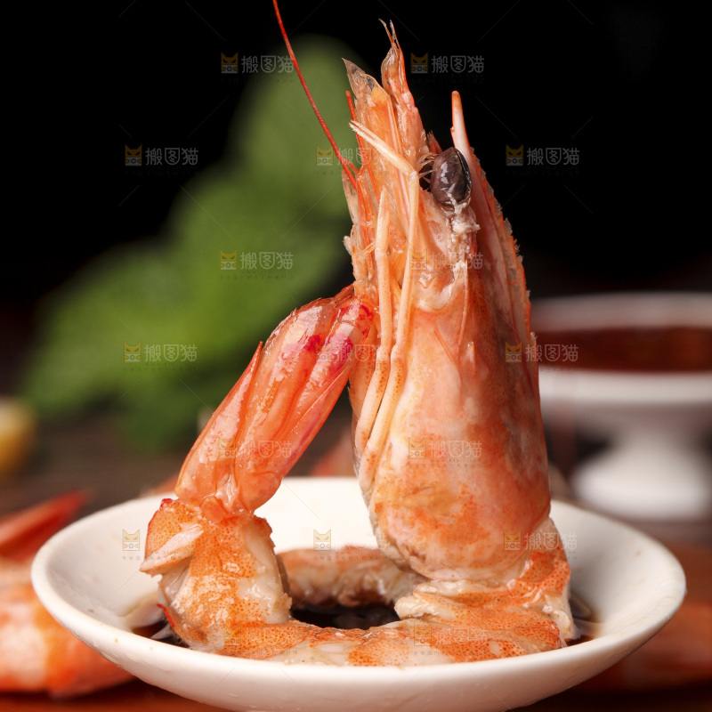 蘸料碟里的白灼虾