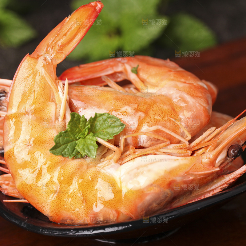 木底上放着一盘清蒸大虾