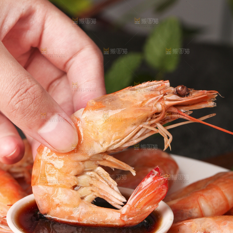 手拿着白灼大虾