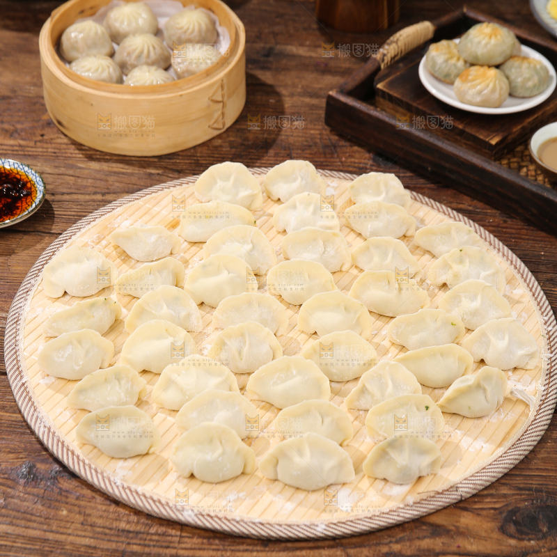 木垫上放着的手工饺子