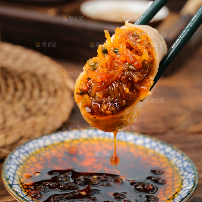 筷子上夹着粉丝包
