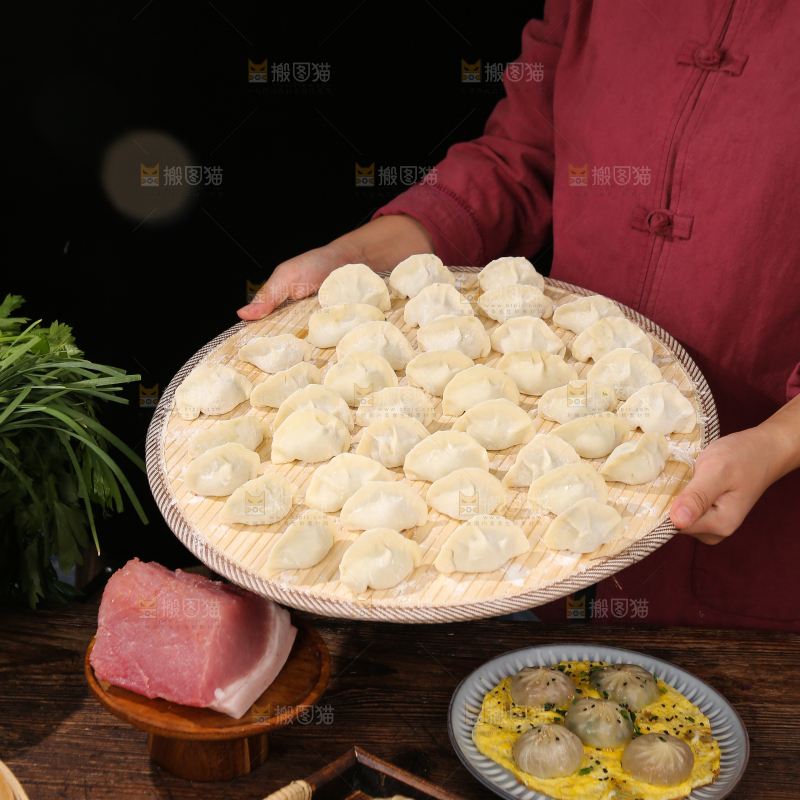 手里端着一盘饺子