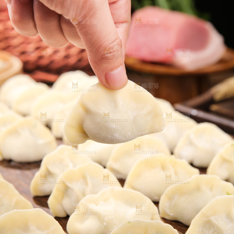 手上拿着手工饺子