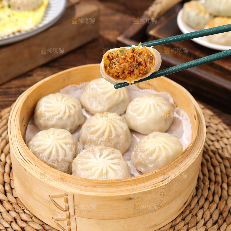 筷子上夹着粉丝包