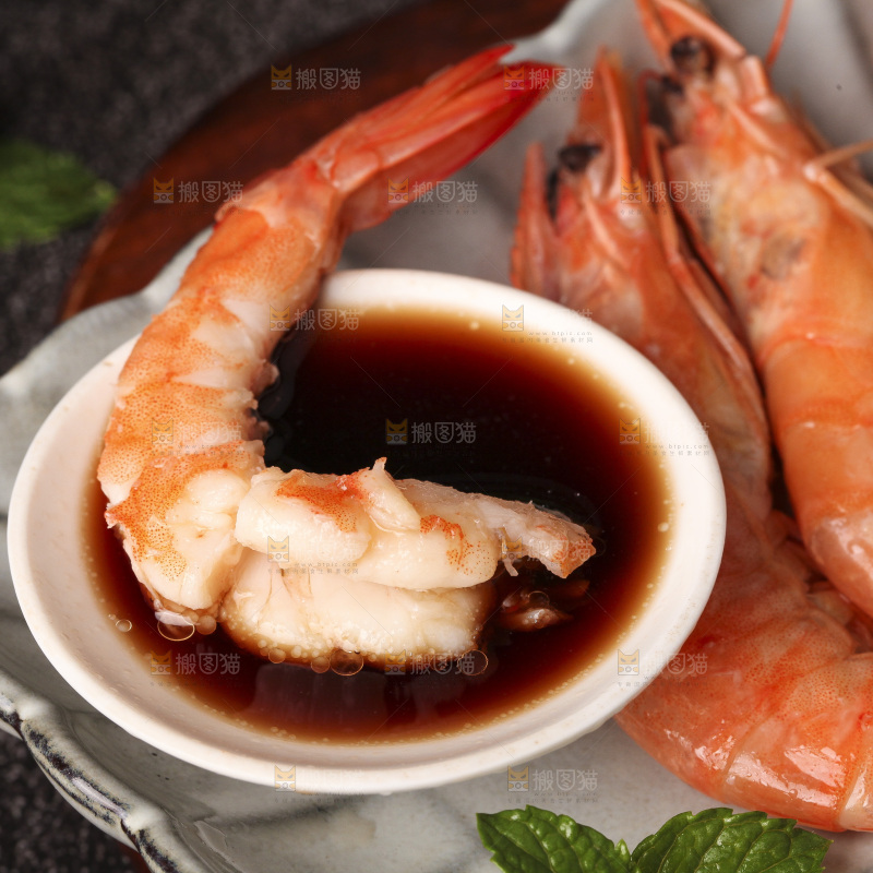 酱料碟里的清蒸大虾