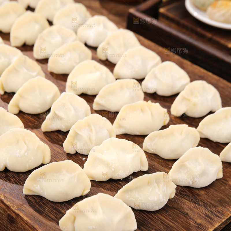 木板上摆放着手工饺子