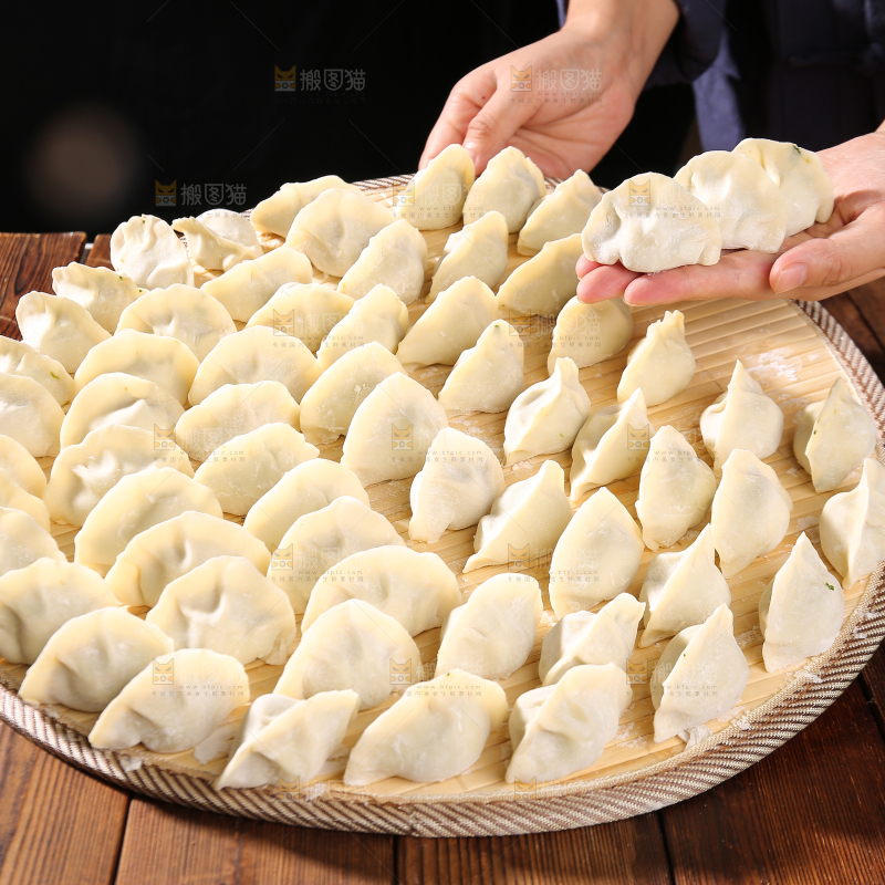 手上放着手工饺子