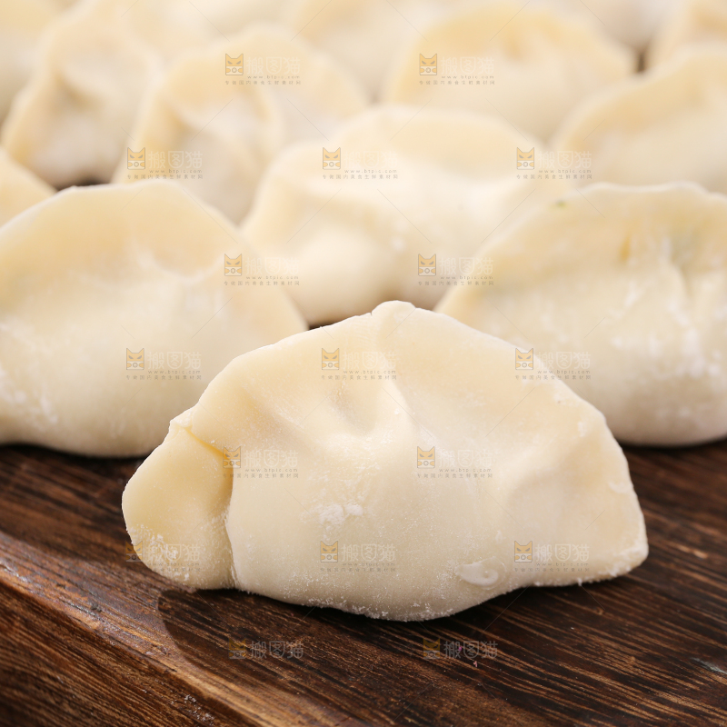 木板上摆放着手工饺子