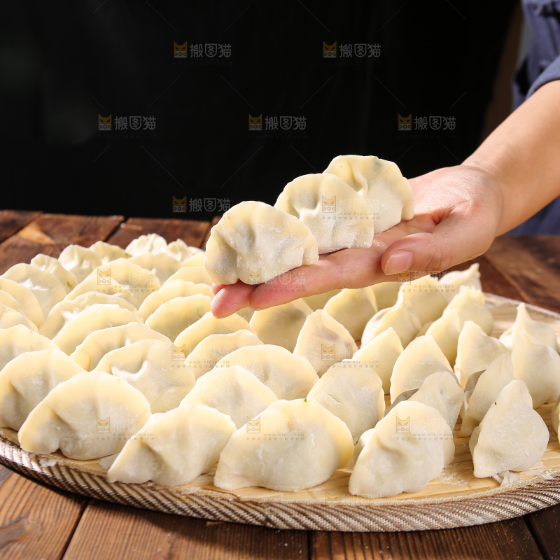 手上放着手工饺子