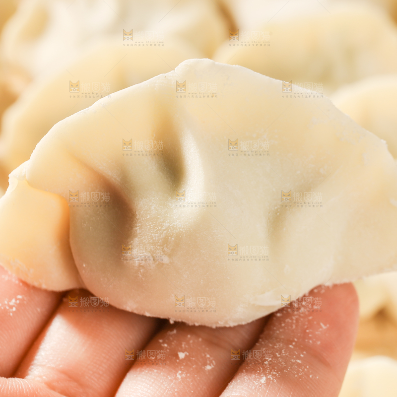 手上放着手工饺子