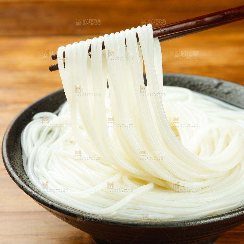 筷子夹着碗里的米粉