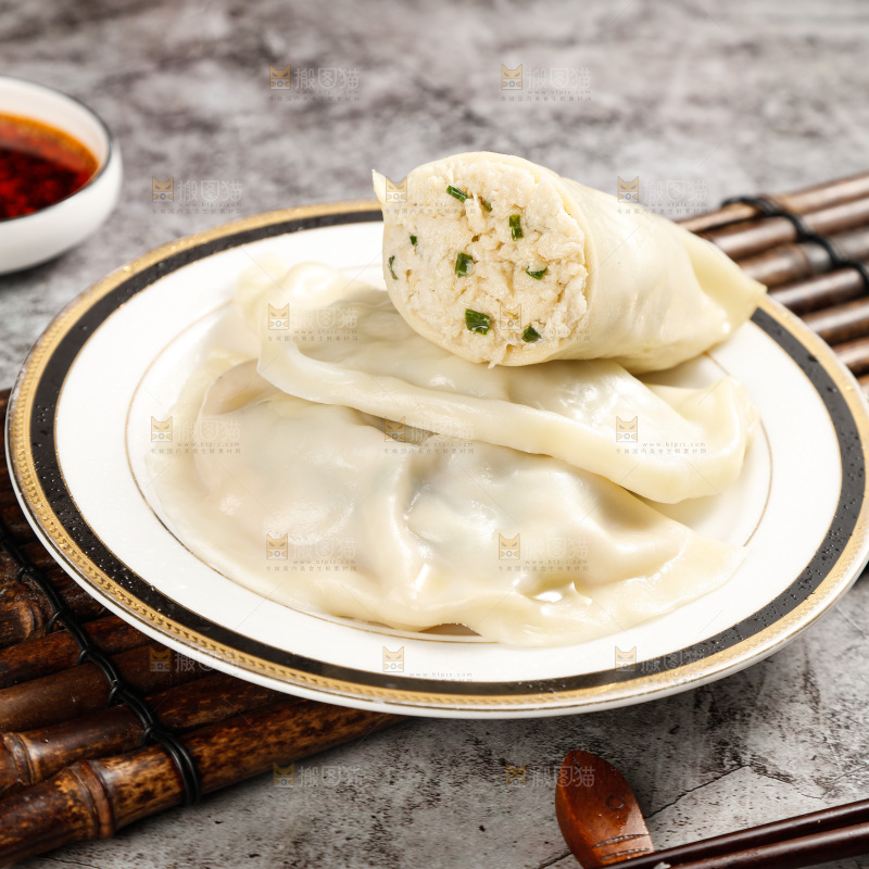 盘子里放着鲅鱼馅饺子