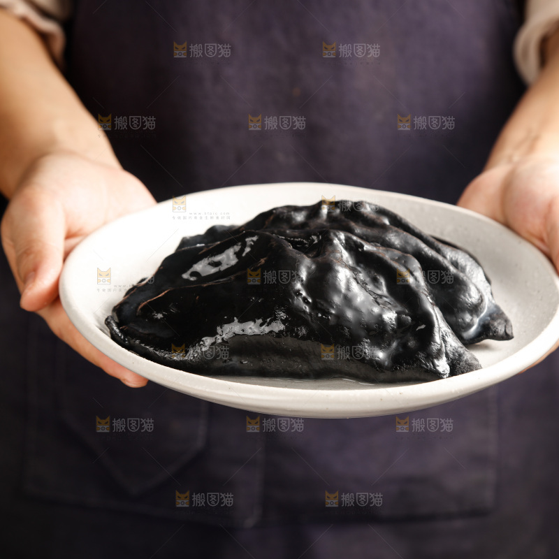 手里端着一盘墨鱼大饺子