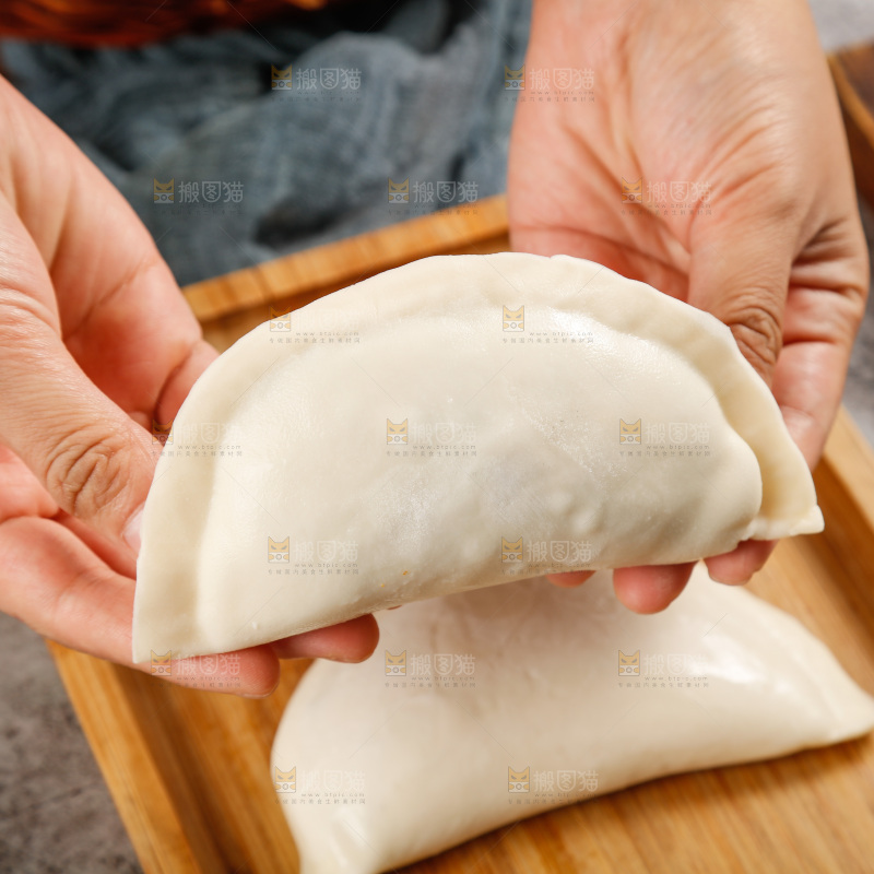 手里拿着大饺子