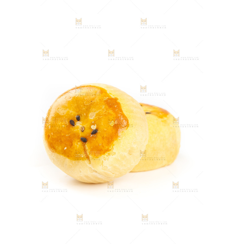 白底上摆放着蛋黄酥