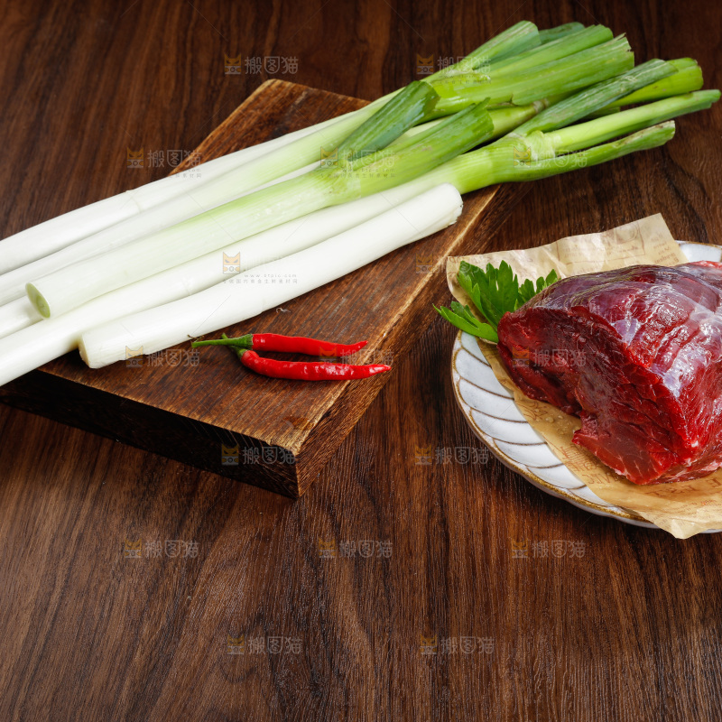 木底上的大葱和牛肉