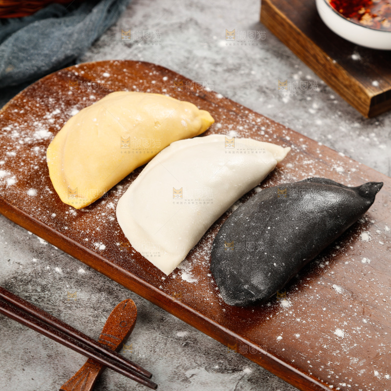 木板上放着的大饺子组合