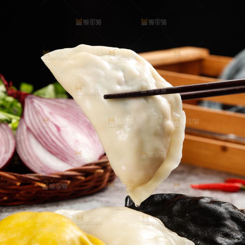 筷子上夹着鲅鱼大饺子