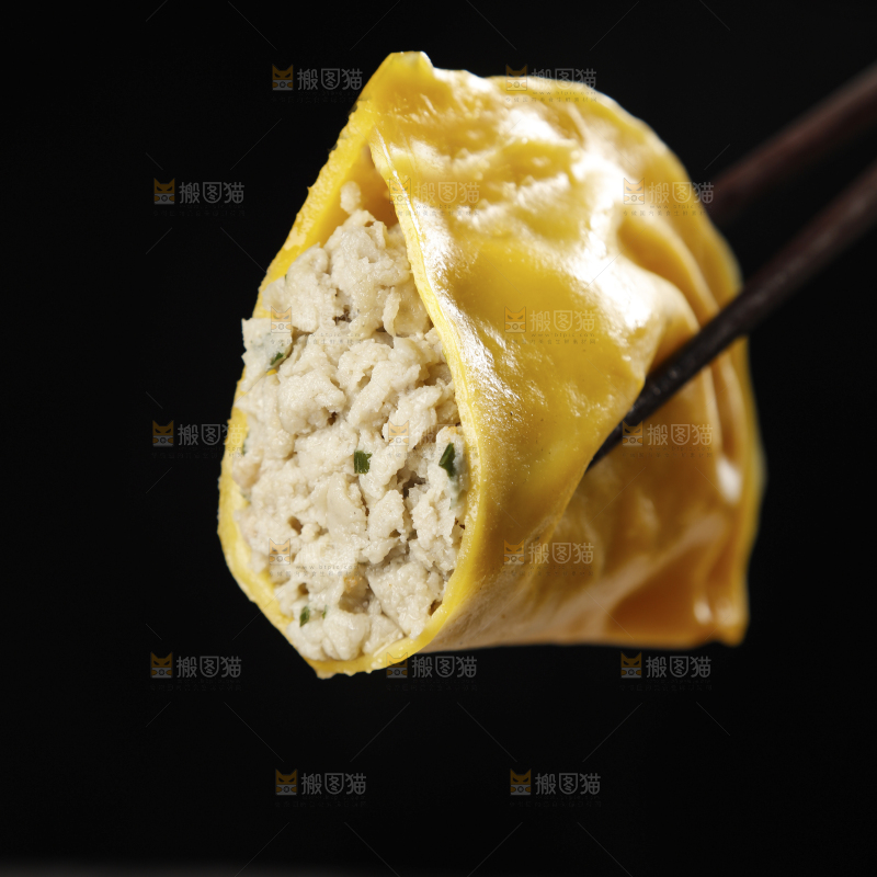 筷子上夹着黄花鱼大饺子