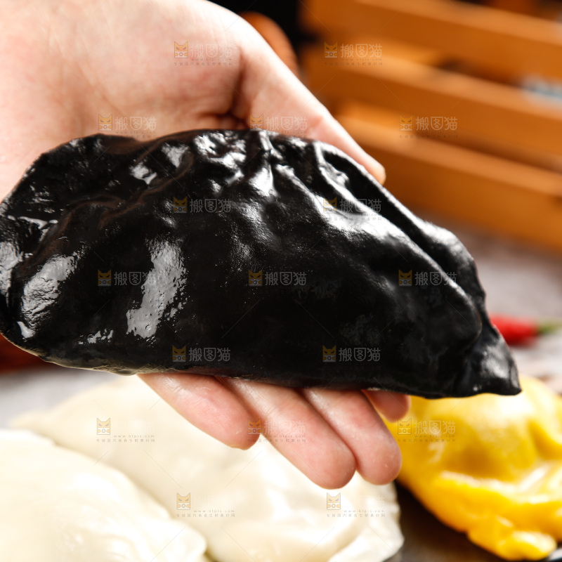 手上放着墨鱼大饺子