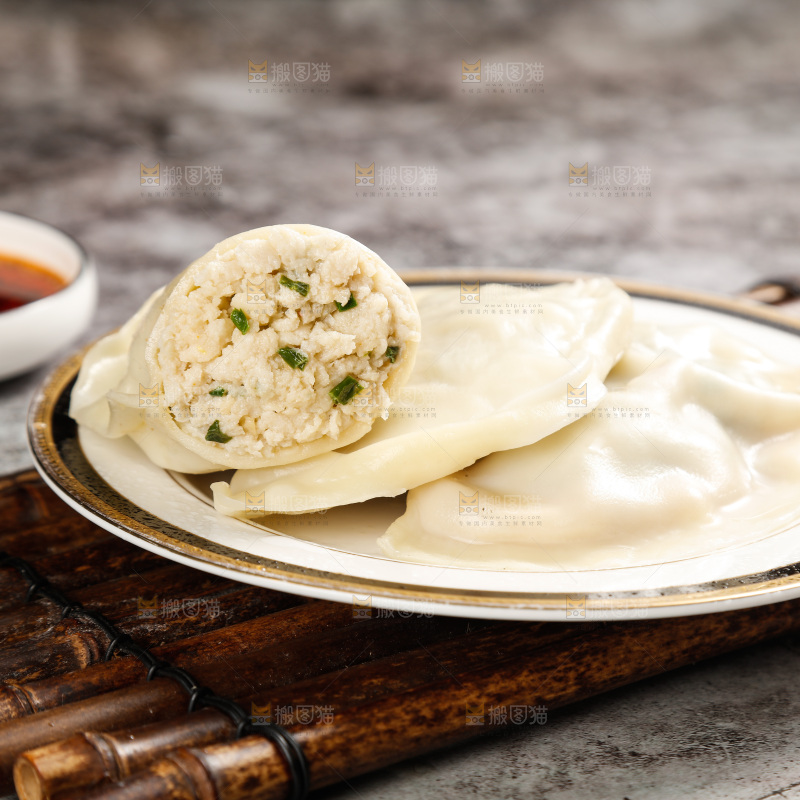 盘子里放着鲅鱼馅饺子