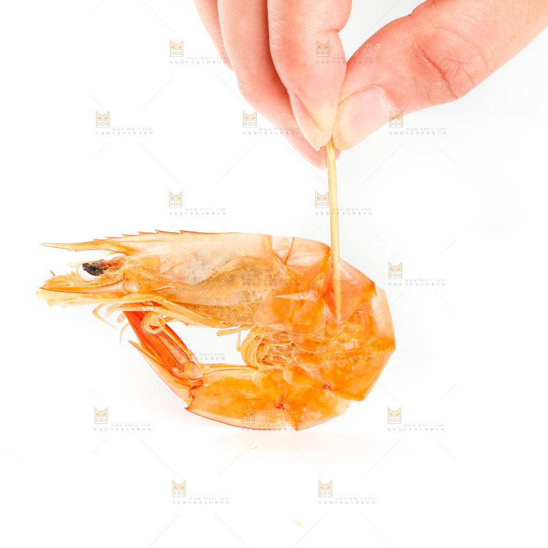 手拿着碳烤虾干