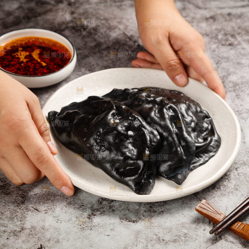 手里端着一盘墨鱼大饺子