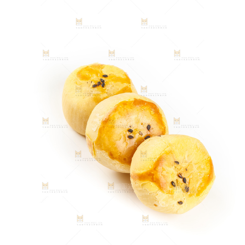 白底上放着蛋黄酥