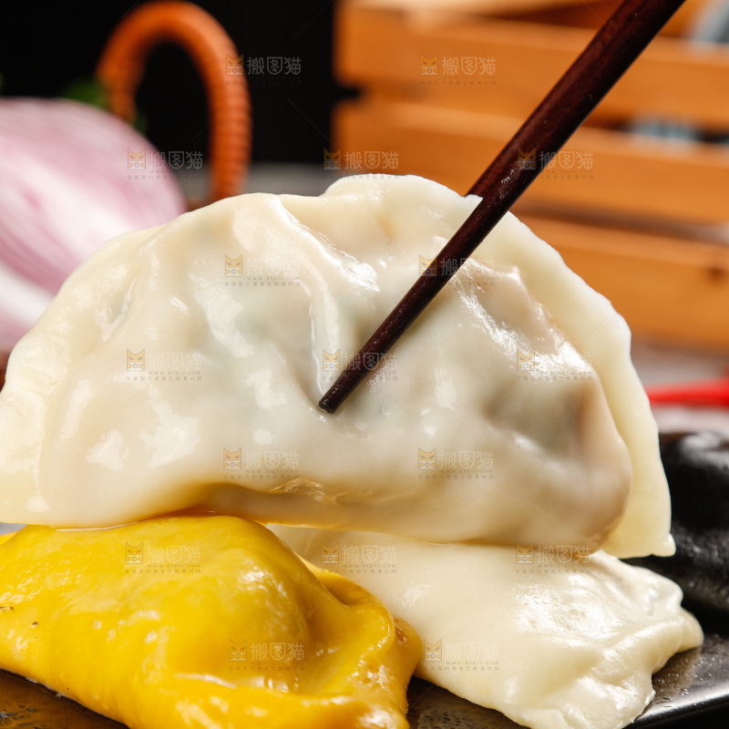筷子上夹着鲅鱼大饺子