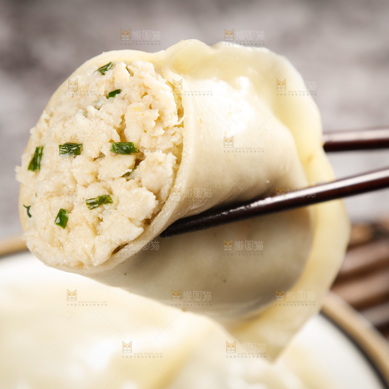 筷子上夹着鲅鱼大饺子