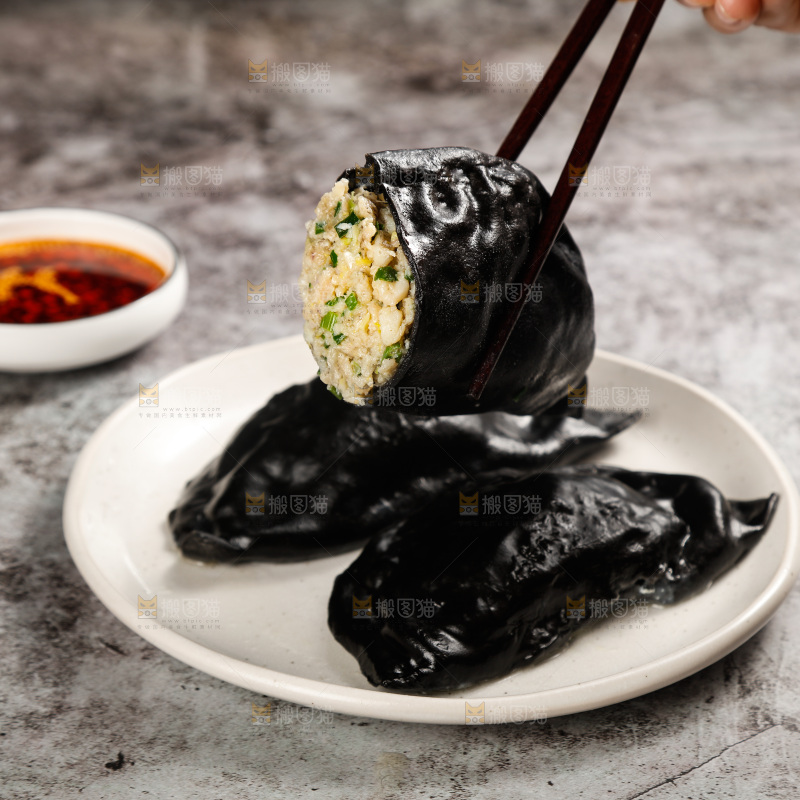 筷子上夹着墨鱼大饺子