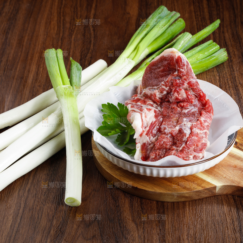 木底上的大葱和牛肉