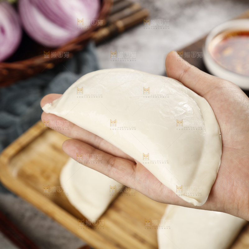 手上放着大船饺