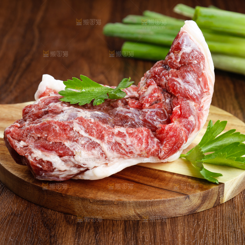 木底上的一盘新鲜猪肉