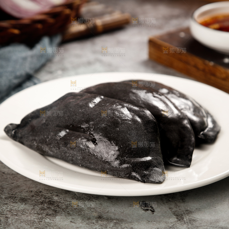 盘子里的墨鱼大饺子