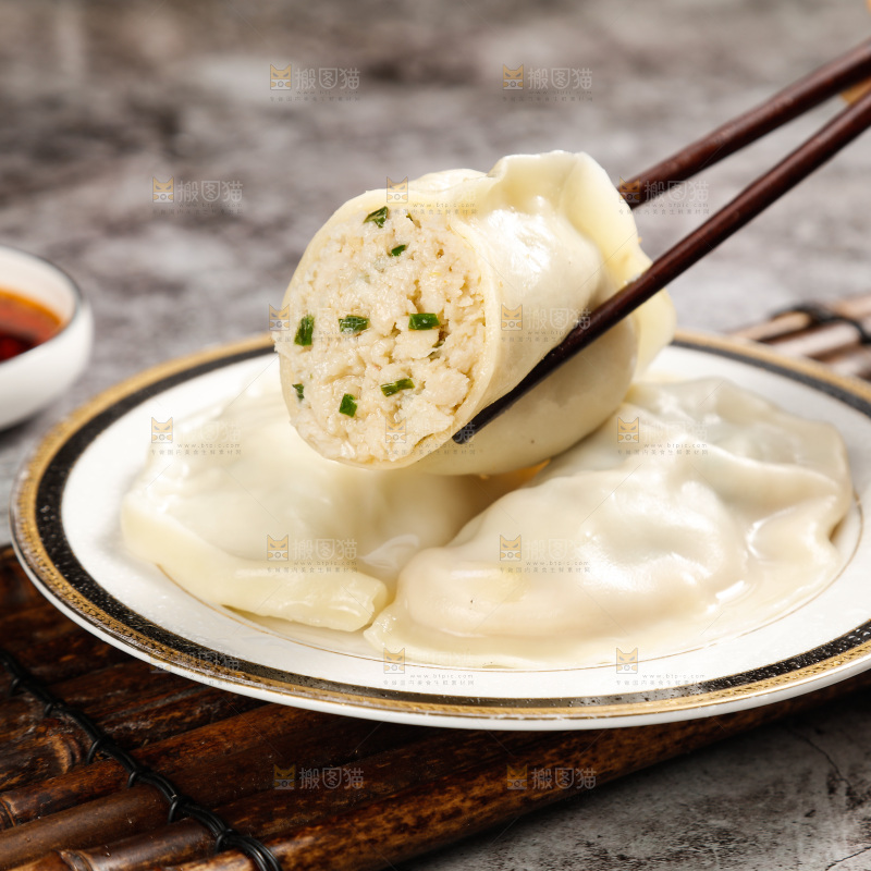 筷子上夹着鲅鱼大饺子