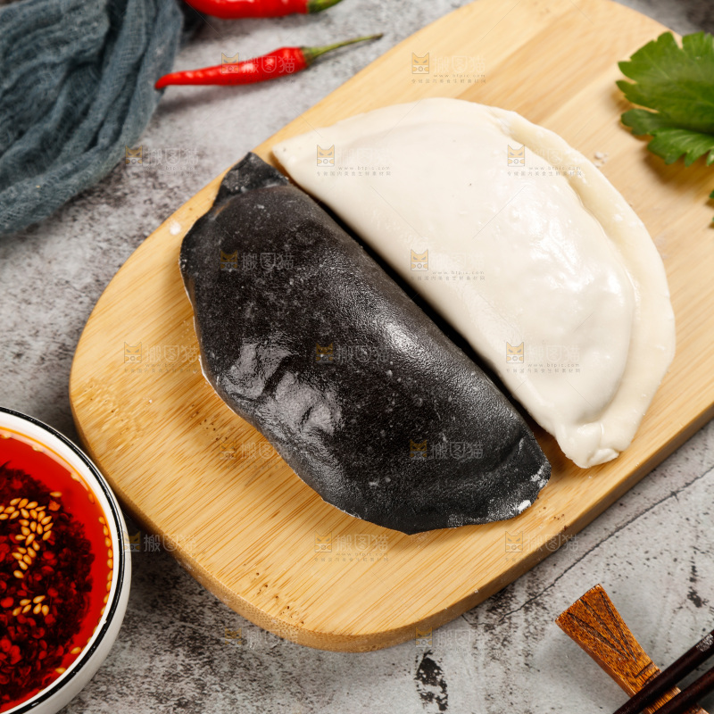 木板上放着的大饺子组合