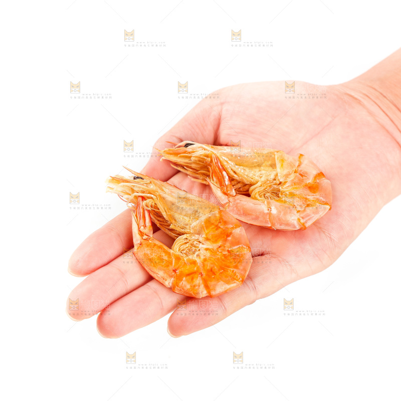 手上放着现烤虾干