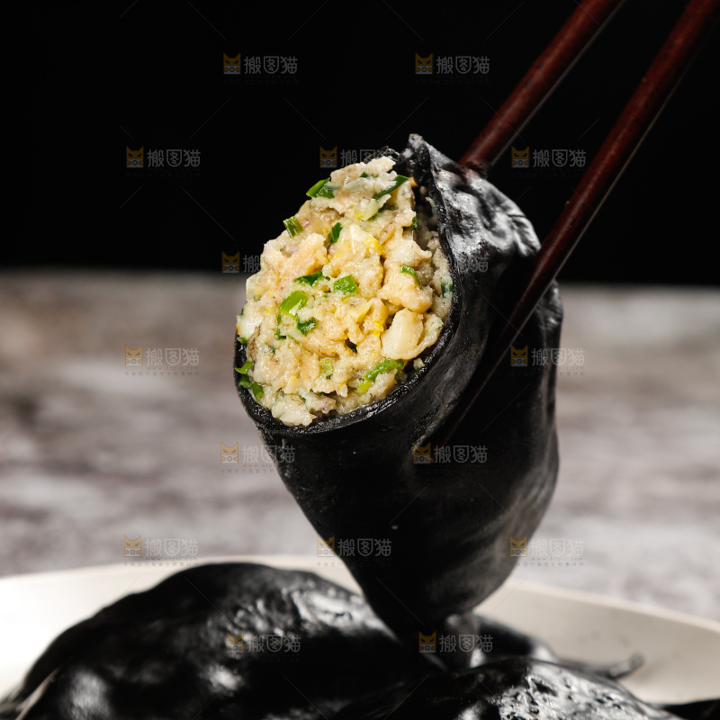 筷子上夹着墨鱼大饺子
