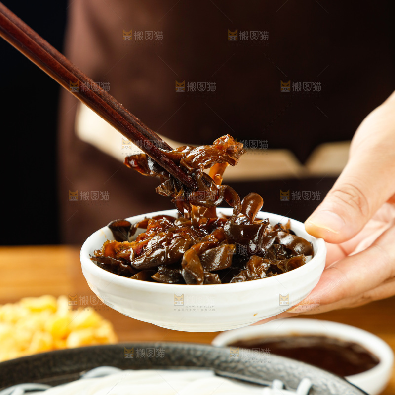 筷子夹着碟子里的木耳丝