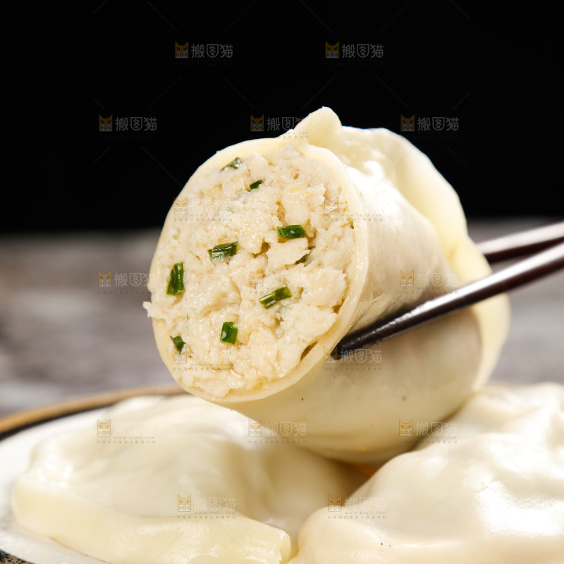 筷子上夹着鲅鱼大饺子