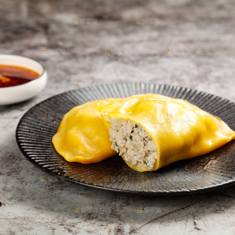 盘子里的黄花鱼大饺子