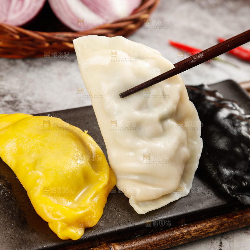 筷子上夹着鲅鱼大饺子